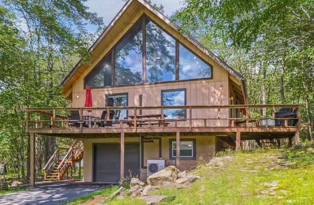 Poconos Chalet newly renovated, great location by RedAwning