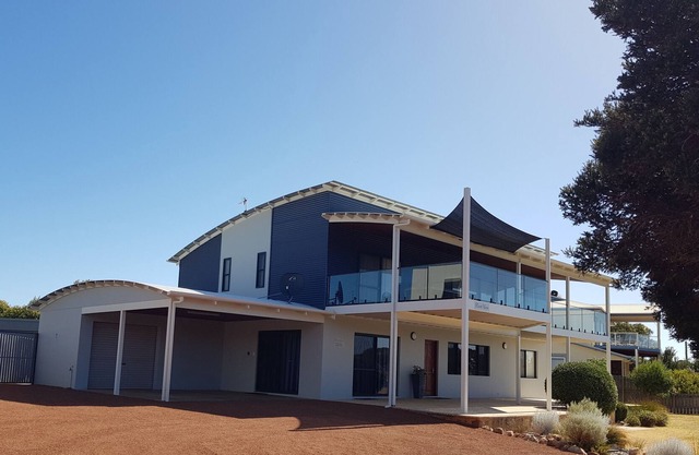 POINTVIEW : beachfront at Gracetown