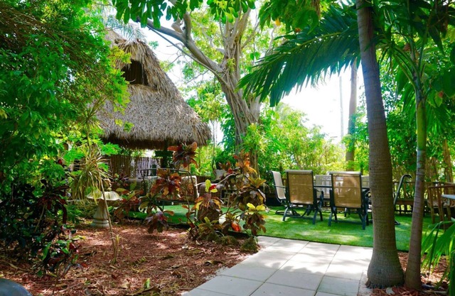 Pompano Pool Getaway: 1 King + 2 Queen beds