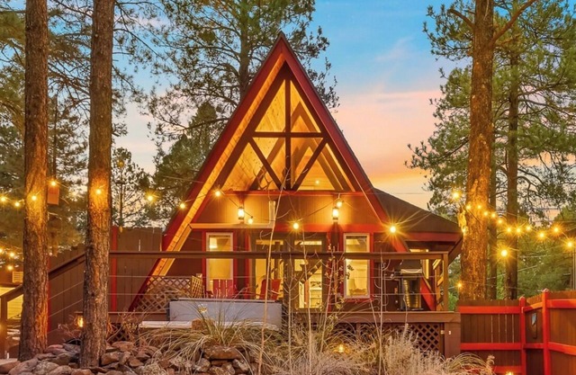 Ponderosa Surrounded A-Frame, Private Hiking Trail, Hot Tub, Fire Pit, Sleeps 6!
