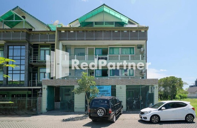 Pondok Hijau Syariah Mitra RedDoorz At Citraland Surabaya