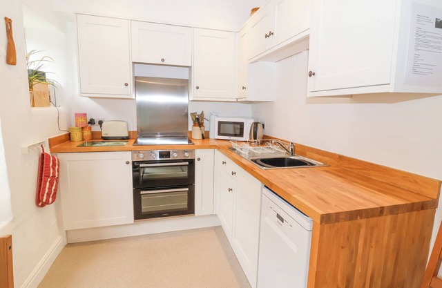 PONY CUBE COTTAGE, pet friendly, with open fire in Middleham