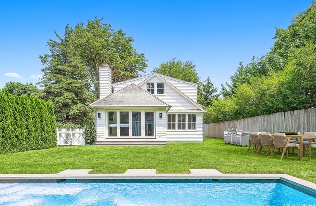 Pool/5 min walk to Beach/Restaurants/Museums- Village House w/backyard
