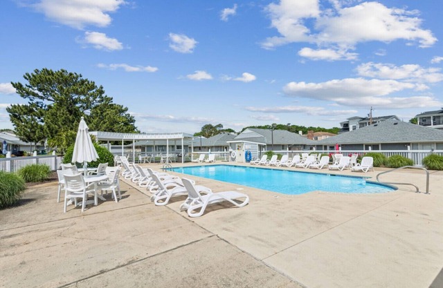 Pool | 5 min walk to beach