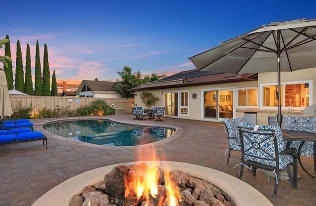 Pool, A/C, fire pit, views of Cowles Mountain - Hemingway Heaven with a pool!