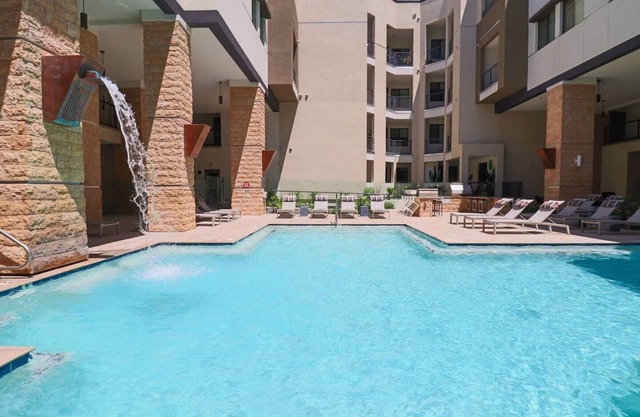 Pool Access 》Walk to Kierland | Golf, Shops & Dine