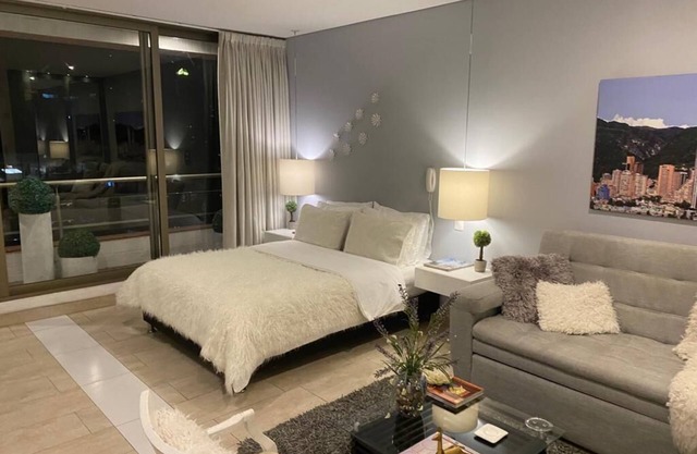 Pool and city view apartmentnn