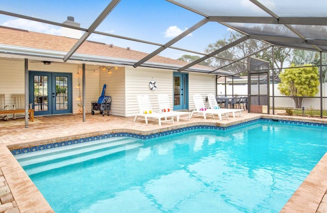 Pool! game room! Near Lido Key & Downtown Sarasota