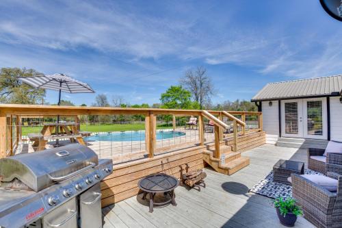 Pool, Grill and Fire Pit Grapeland Farm Retreat