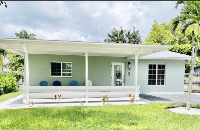 POOL HOME! - A Charming Vanderbilt Beach Cottage