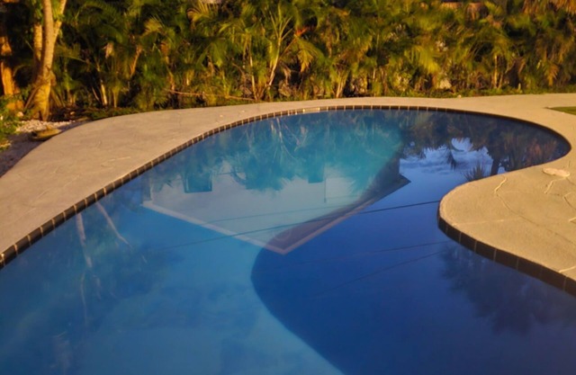 Pool Home one block from the beach with Putting Green