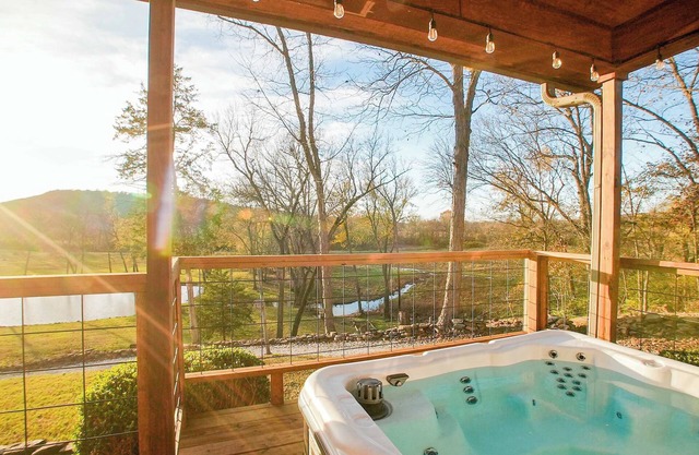 Pool, Hot Tub & Views 15 Mins to U of A