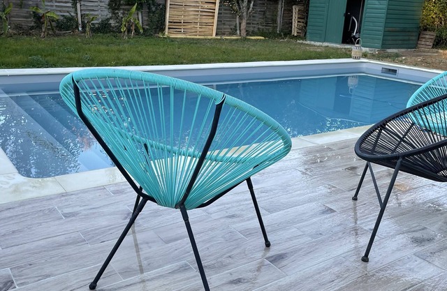 Pool house 200 m from town center