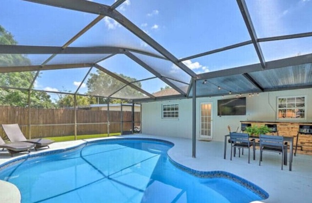 Pool! Patio! Spacious Home 2Mi to Pier