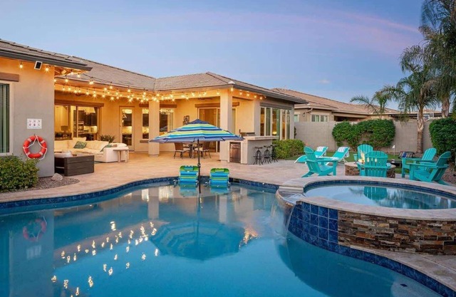 Pool, Spa, Firepit & Putt , Walk to Gilbert Park