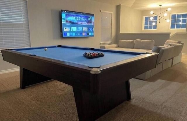 Pool table 4 Kings 5 TVS Near JW Marriott TPC