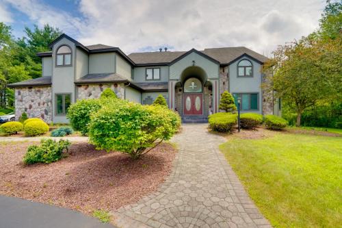 Pool Table and Deck Luxury Mansion in Niskayuna!