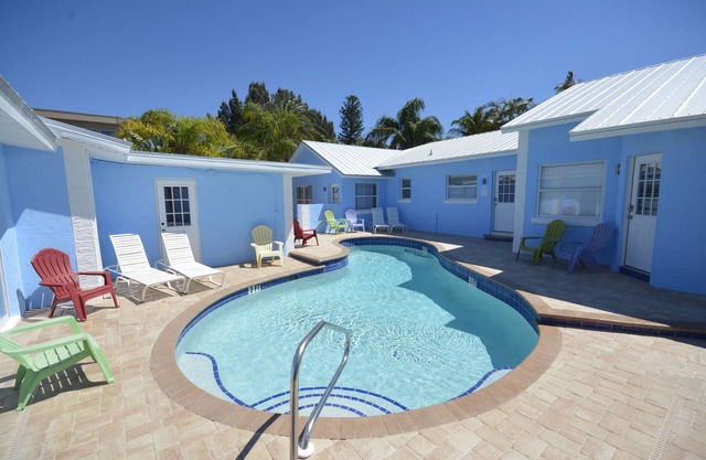 POOL VIEW Walk to beach King bed Pool Daily Rentals