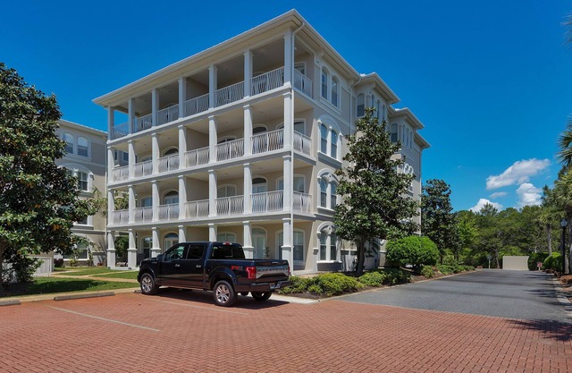 Pool Views, Minutes to Beach, Ground Floor Unit + Free Attraction Tickets!
