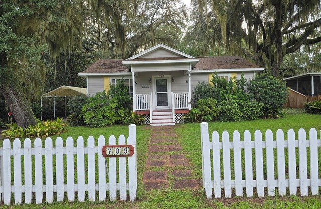 Pool/Walk to Ferry/Pet Friendly/Fenced In Yardn