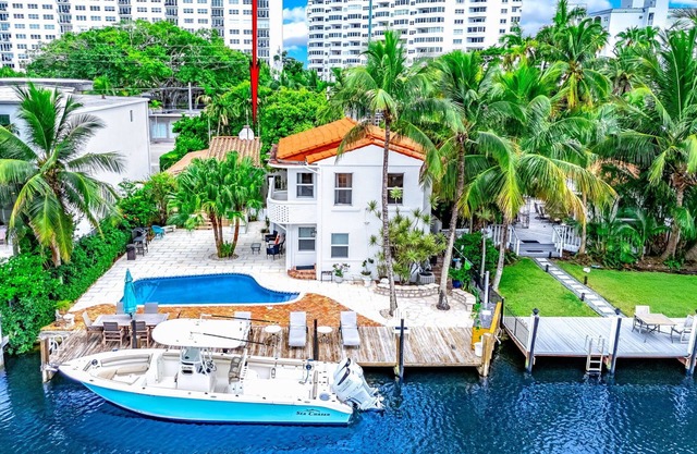 Pool & Waterfront! Las Olas+Walk To Beach!