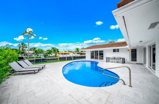 Pool+Waterfront! Close To Beach & Restaurants!