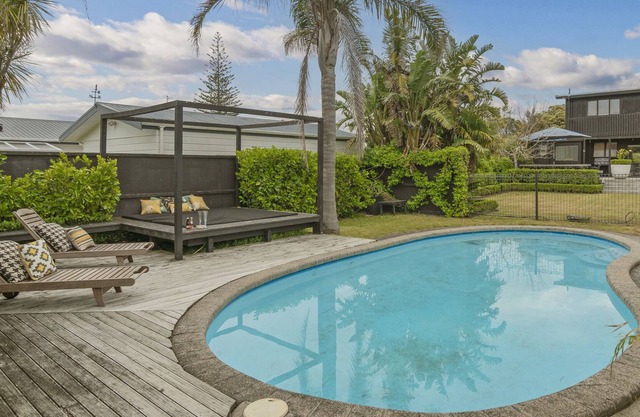 Poolside Paradise - Whangamata Holiday Home