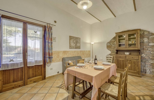 Poppy apt with shared pool, Castiglione del Lago, Italy