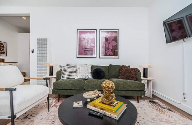 Poppy Suite – Walk to Food, Shops & Ferry Landing