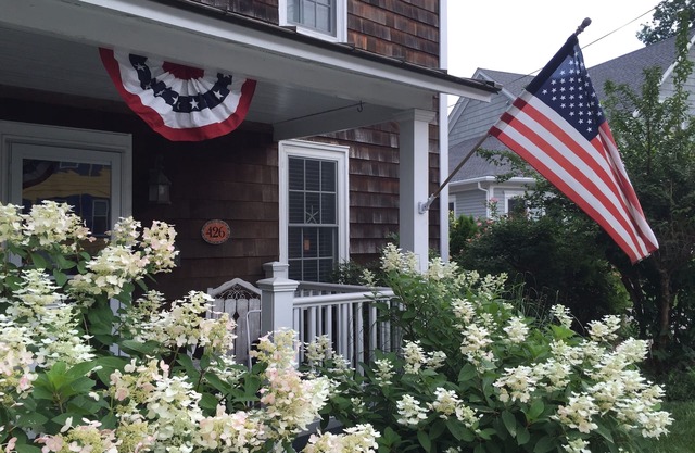 Popular Charming & Comfortable Beach Cottage in Lewes Historic District