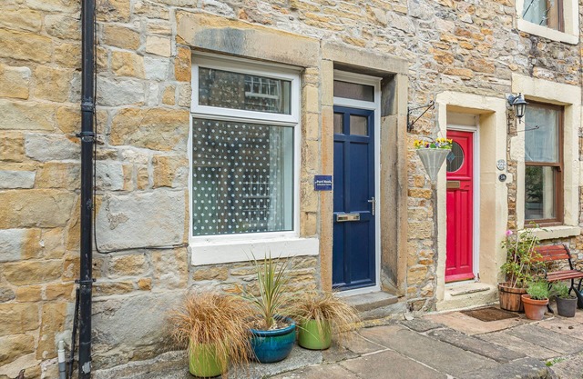 PORRI NOOK, with a garden in Skipton