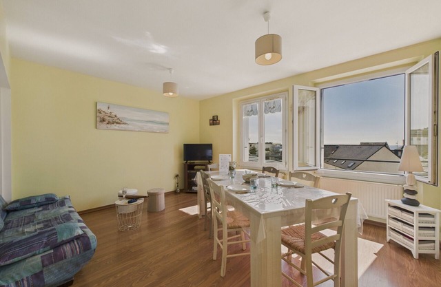 Port and beaches within walking distance for 4