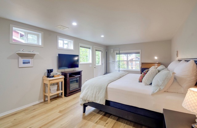 Port Angeles Abode w/Yard & Guest House!