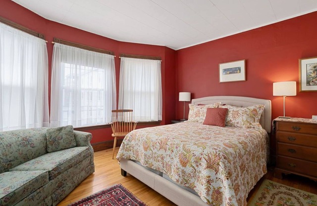 Portland B&B room - steps from Eastern Prom and beach and close to town too!