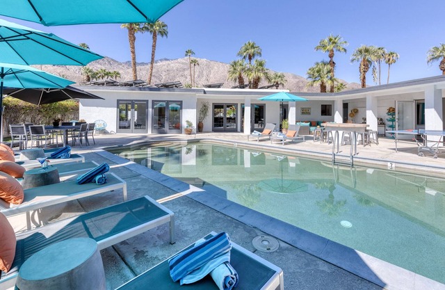 Poseidons Adventure: 5BR+4BA Pool Home in Warm Sands