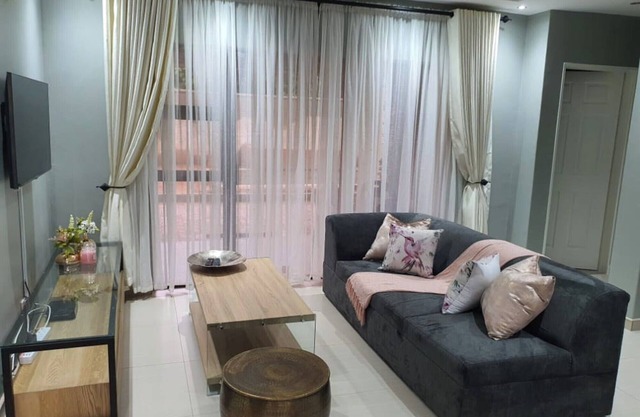 Posh 3 bedroomed guesthouse in Hillside with pool - 2039