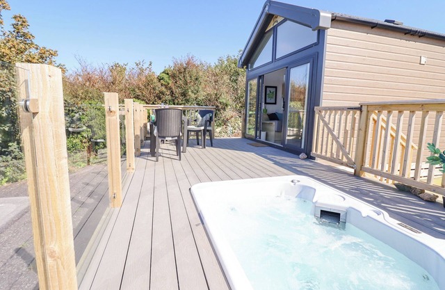 POSH POD, pet friendly, country holiday cottage in Cemaes Bay