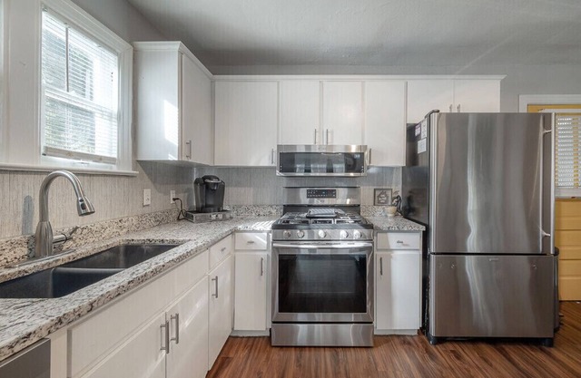 Posh spacious pool house in the Heights.