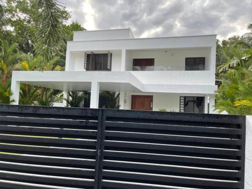 Posh Villa 3 bed 3 bath ac , 2 kitchen , Dining, living room , family room , in TVM , Kowdiar, please contact host refeekhm at yah dot com or refeekhm at gmai el dot com please don't pay without contacting host