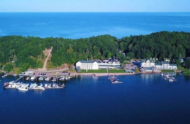 PPI Lakefront condo-HOT TUB OPEN ALL WINTER! Ski Crystal Mountain, One Bdrm.