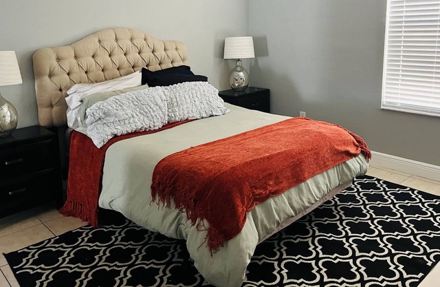 Prefer long stays! Cozy rooms, private bathrooms.