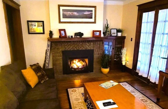 PREMIER 5 min walk to Niagara Falls State Park w/FIREPLACE & Central A/C