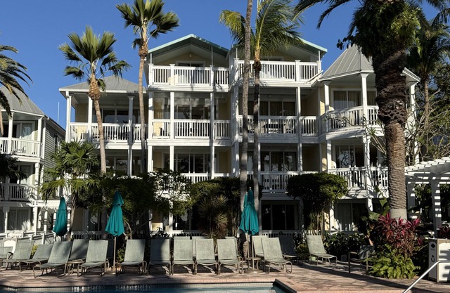 Premier resort overlooking the Gulf. Walk to Mallory Square, restaurants, beach.