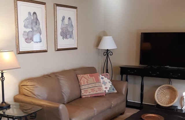 PREMIERE SHOPPING AND DINEING A FIVE MINUTE WALK IN THE CATALINA FOOTHILLS