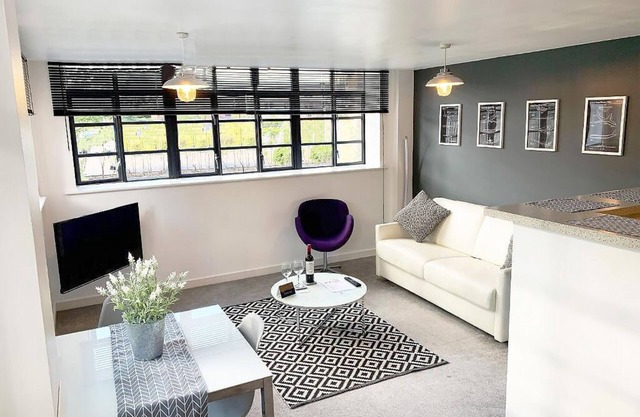 Premium 2 Bedroom Apartment - Farnborough