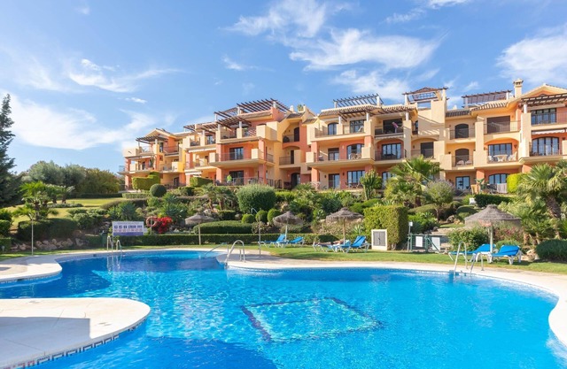 Premium apartment in Benahavis with balcony