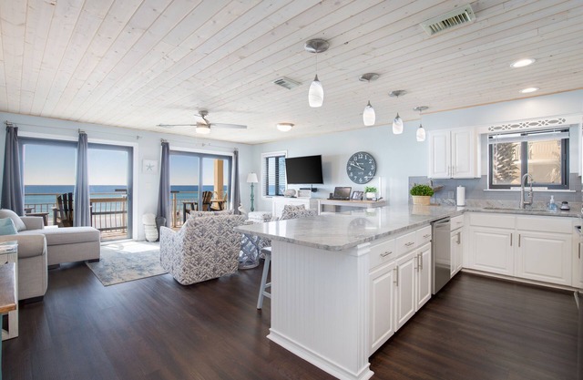 Premium Gulf Front Condo - Private beach, free beach service - Book for 2026 now