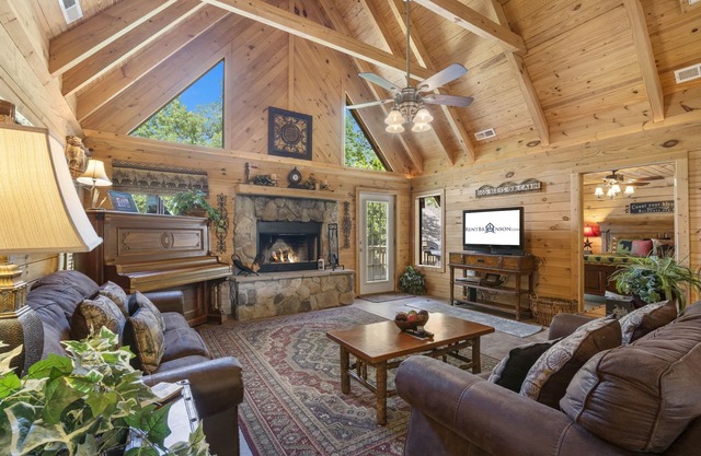 Premium Real Cabin Great Getaway, HotTub, Piano, Near Shows, Near Big Cedar, Jacuzzi Tub