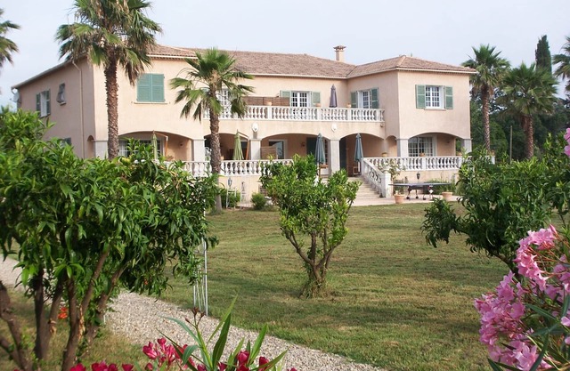 PRESTIGE VILLA WITH TENNIS COURT AND PRIVATE BEACH ACCESS 100 m