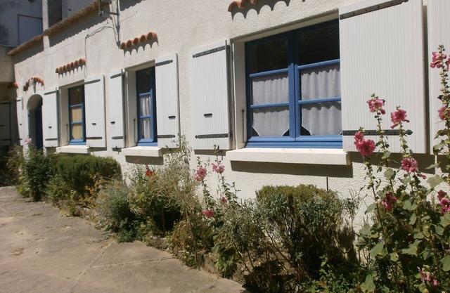 Pretty Bungalow Walk To Beaches, Restaurants,Shops, Market.Family Wifi garden